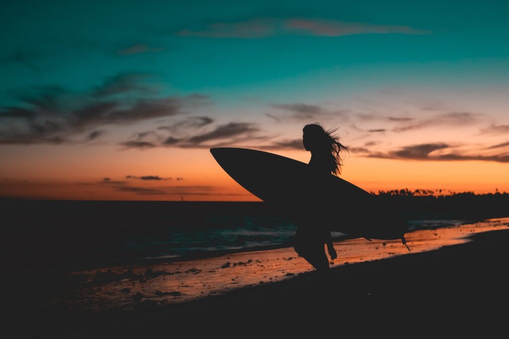 Sonnenuntergang_Surfen_Frauen